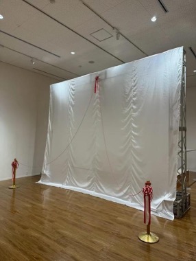 アルミトラスを活用した除幕式