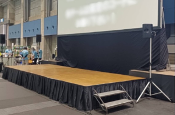 折りたたみ式のポータブルステージ