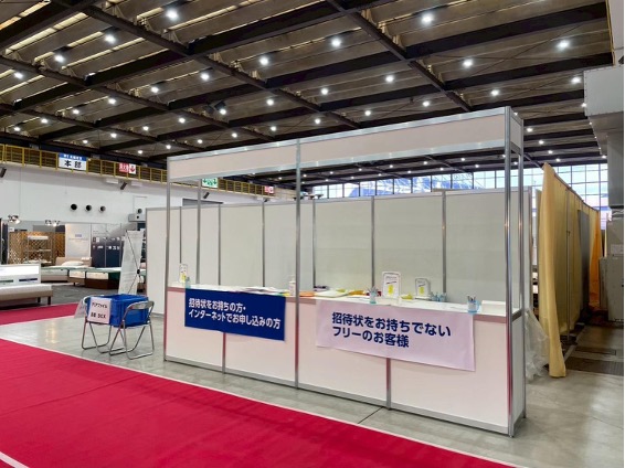 仕切りパネルを活用した受付