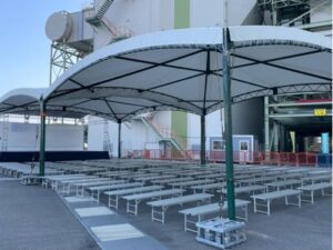 屋外イベントで設置した10Mテントと休憩用の椅子