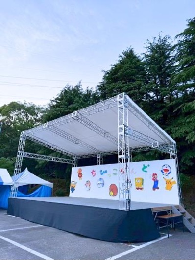 パフォーマンスの舞台にぴったりの屋根付きステージ