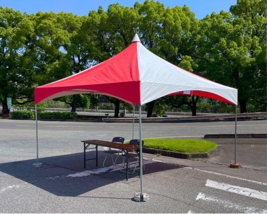 サーカス屋根のように目を引く色と形が特徴のロイヤルテント