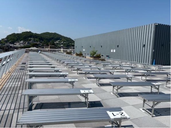 屋外イベントの休憩スペースに設置したアルミベンチ