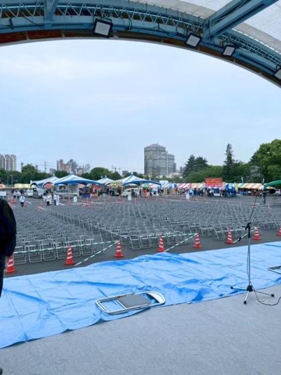 西日本製鉄所主催の大型屋外イベントで設置した大量のパイプ椅子